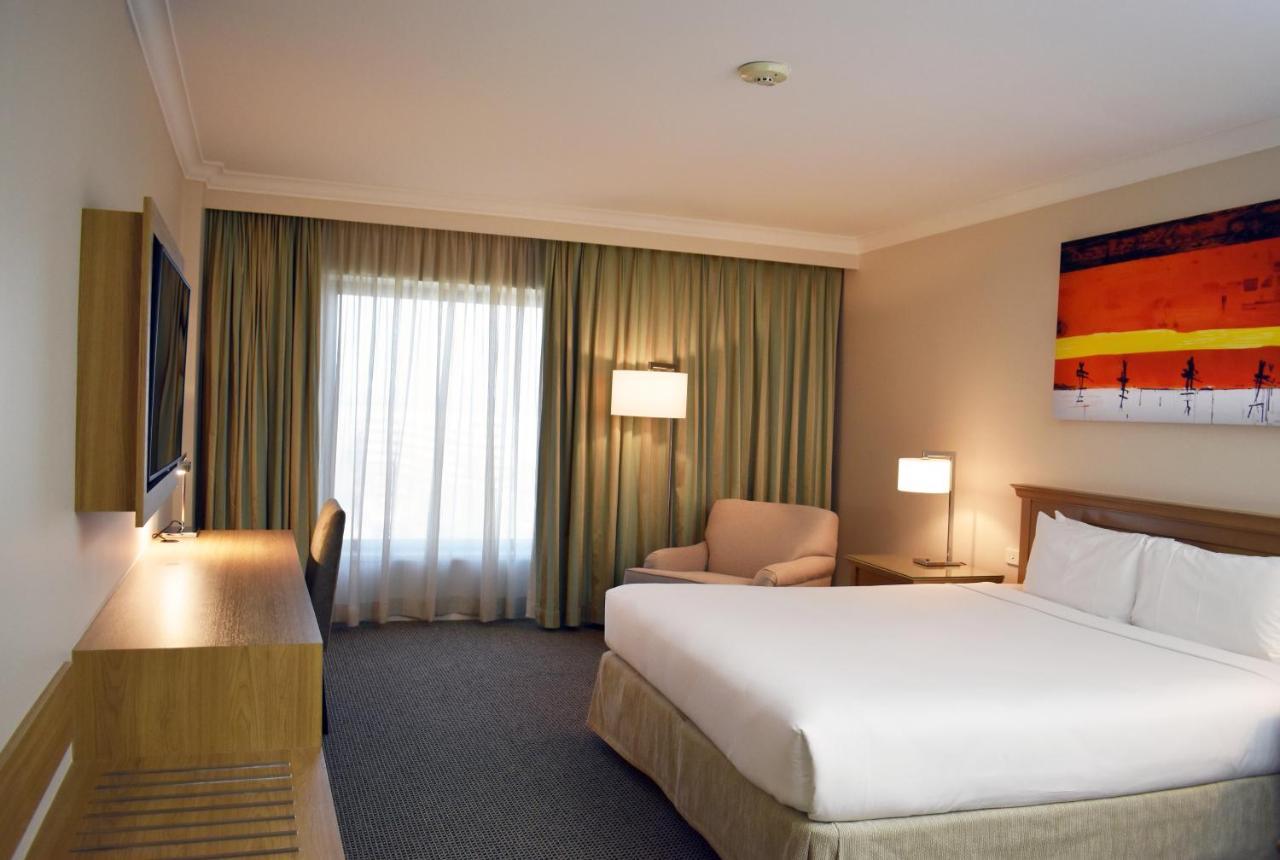 Habitación Deluxe con cama extragrande y vistas al aeropuerto