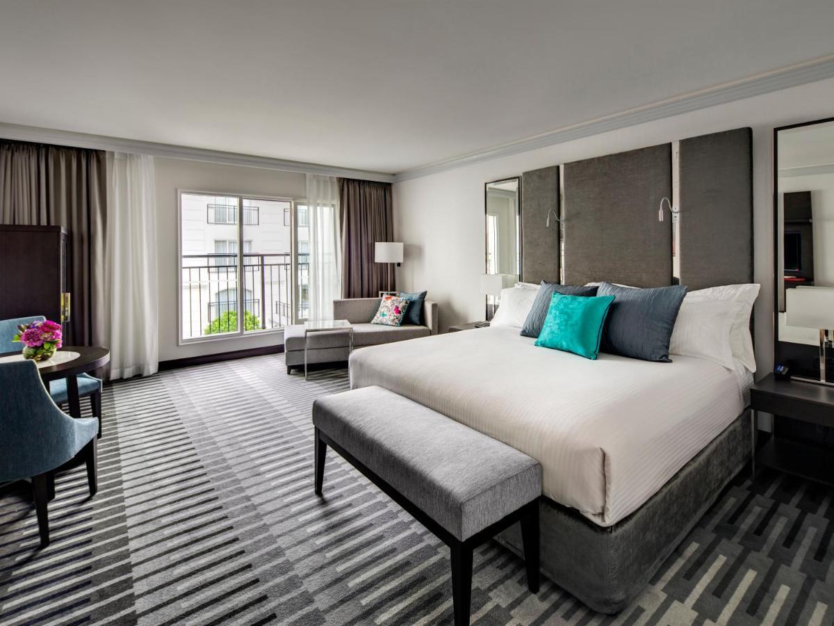 One-Bedroom King Suite with Courtyard View