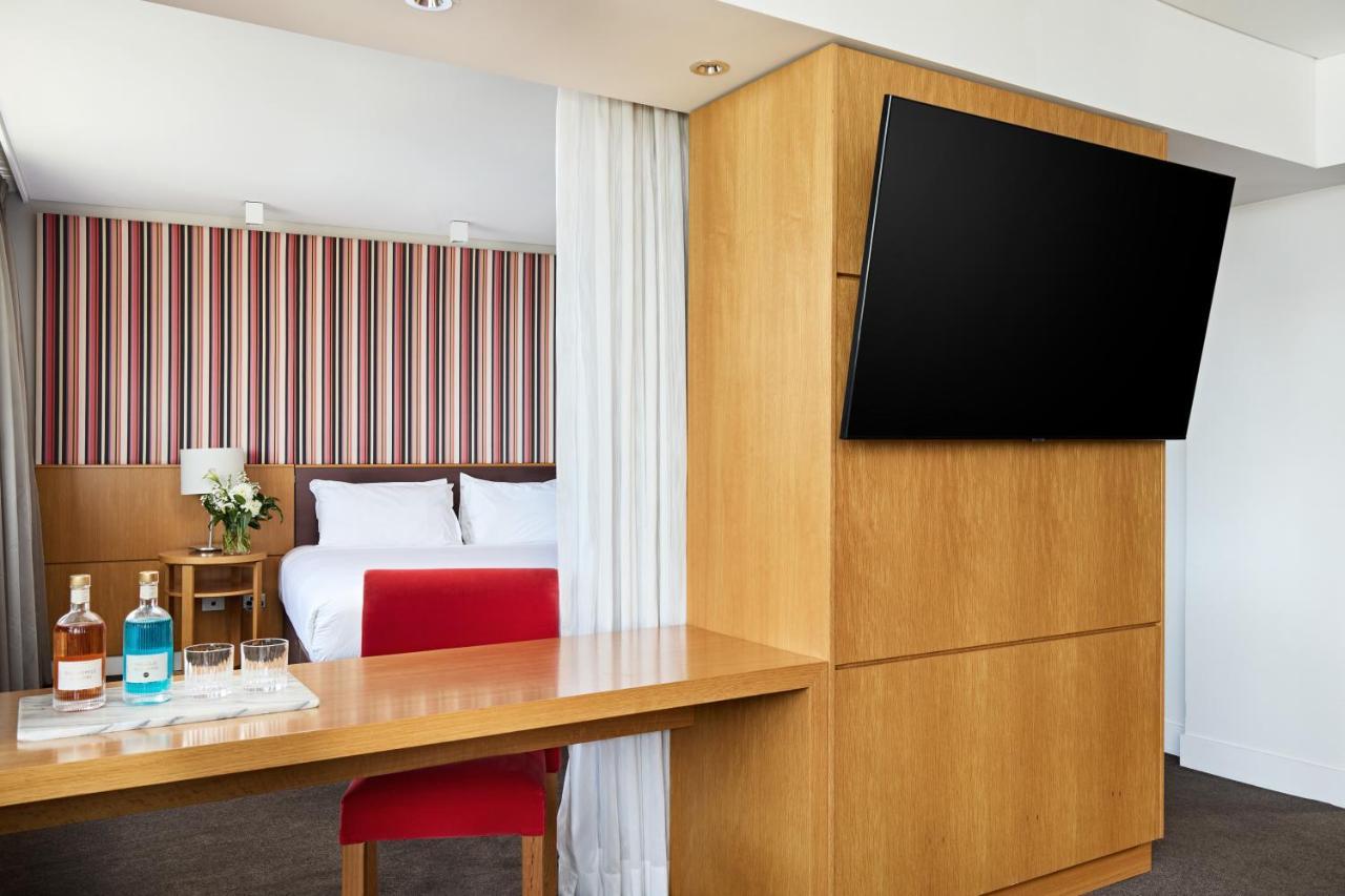 Suite mit Kingsize-Bett und Hafenblick