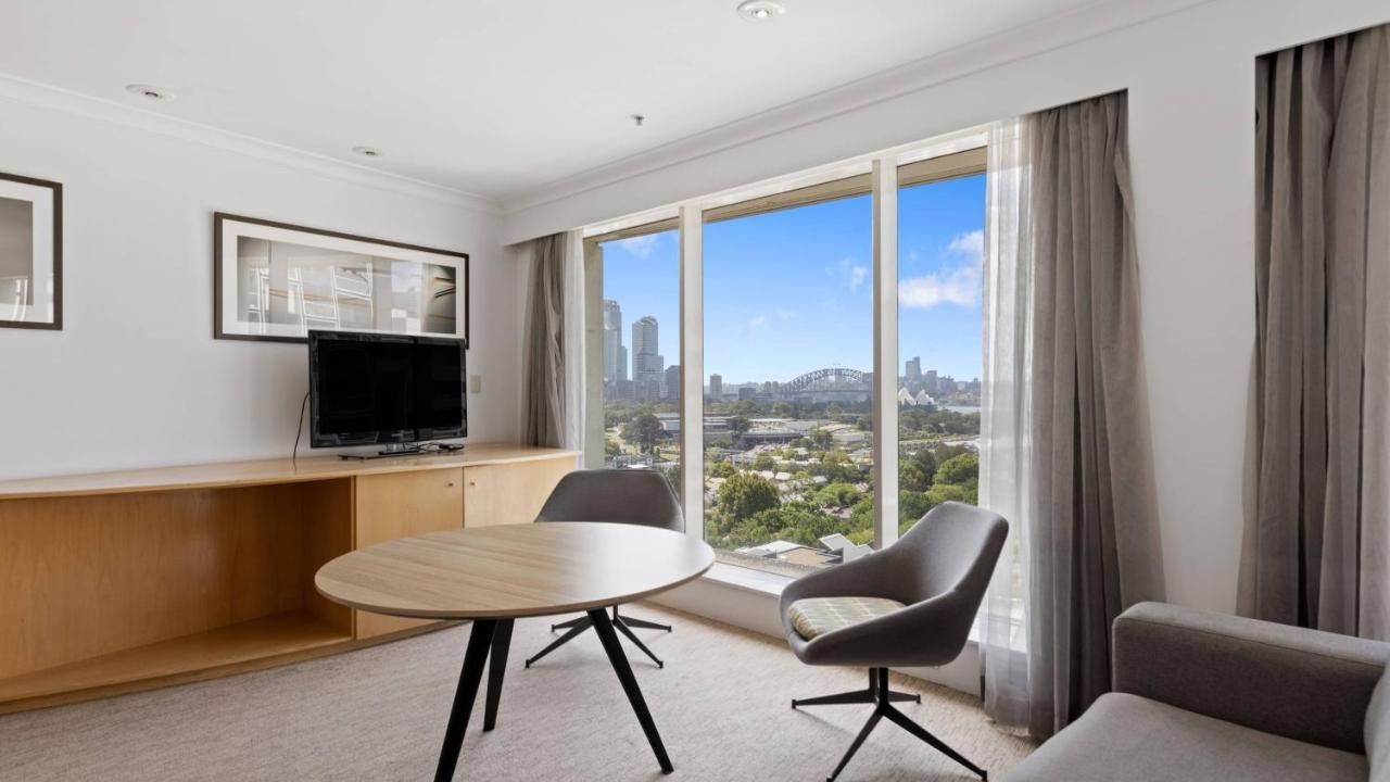 Suite mit Kingsize-Bett und Hafenblick