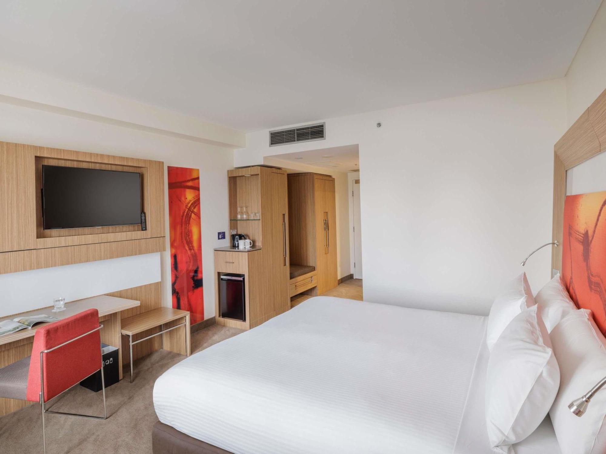 Chambre Lit King-Size Supérieure - Adaptée aux Personnes à Mobilité Réduite