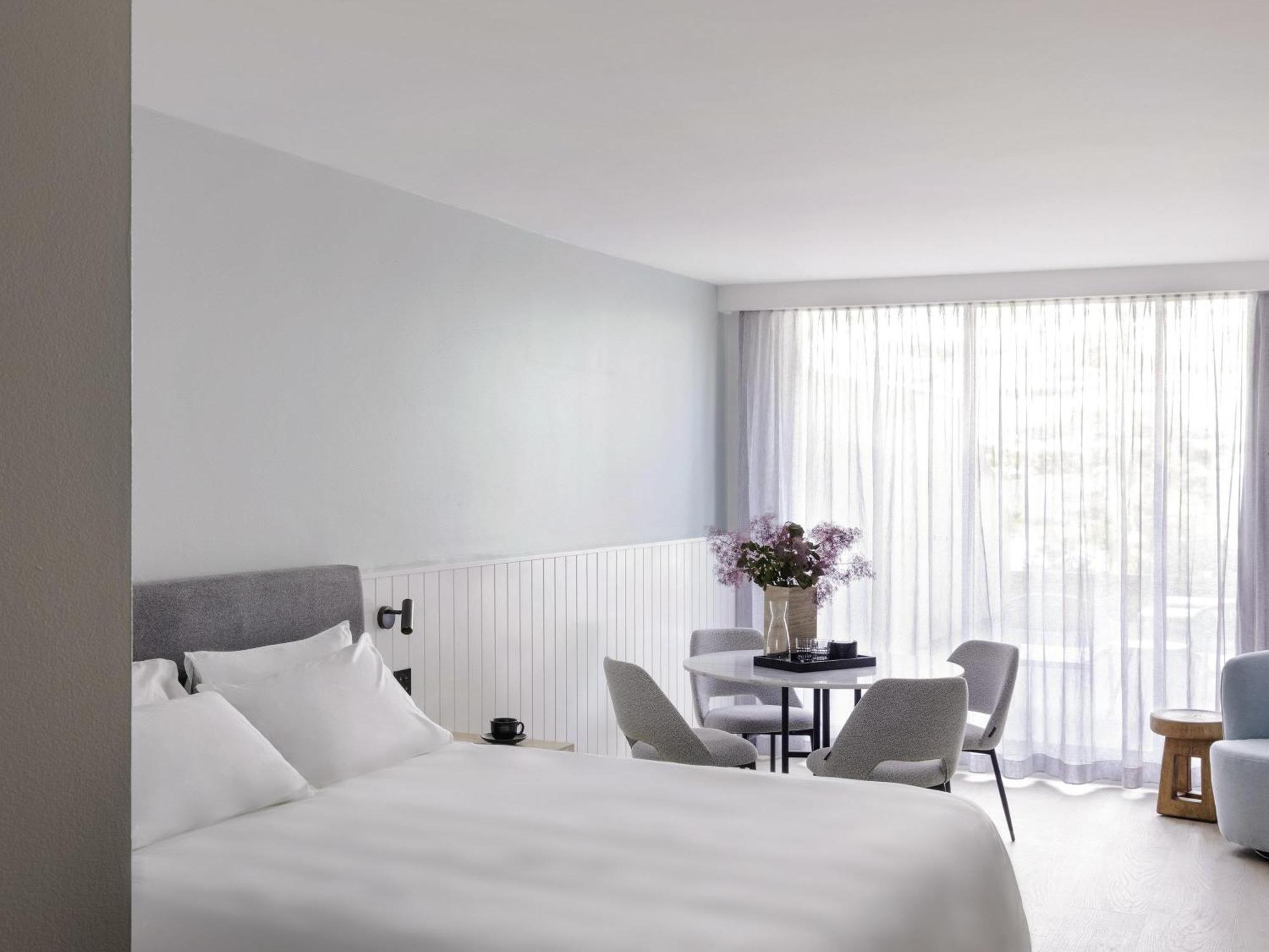 Zimmer mit Kingsize-Bett und Terrasse – Meerseite