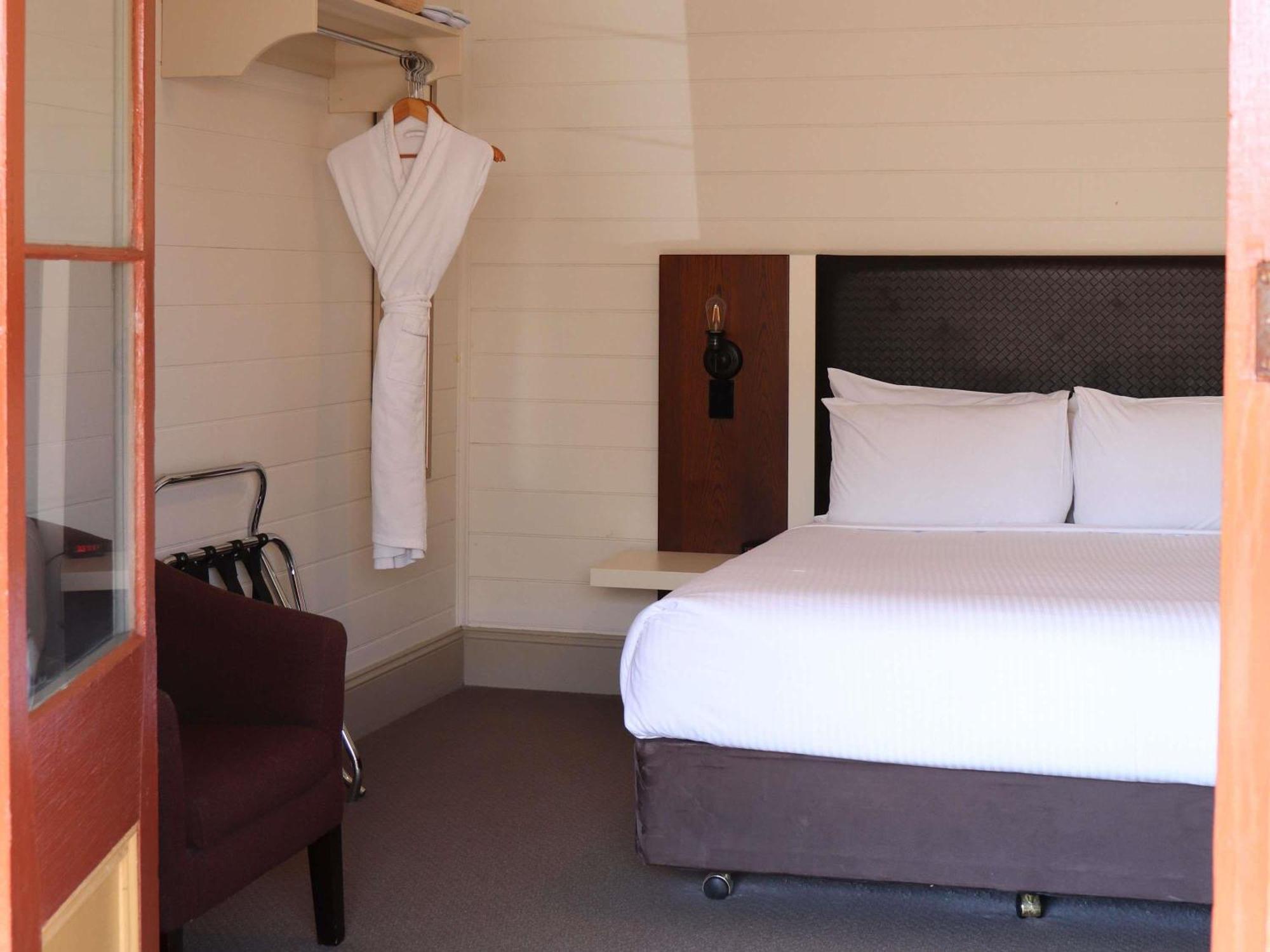 Queen Room External Private Bathroom