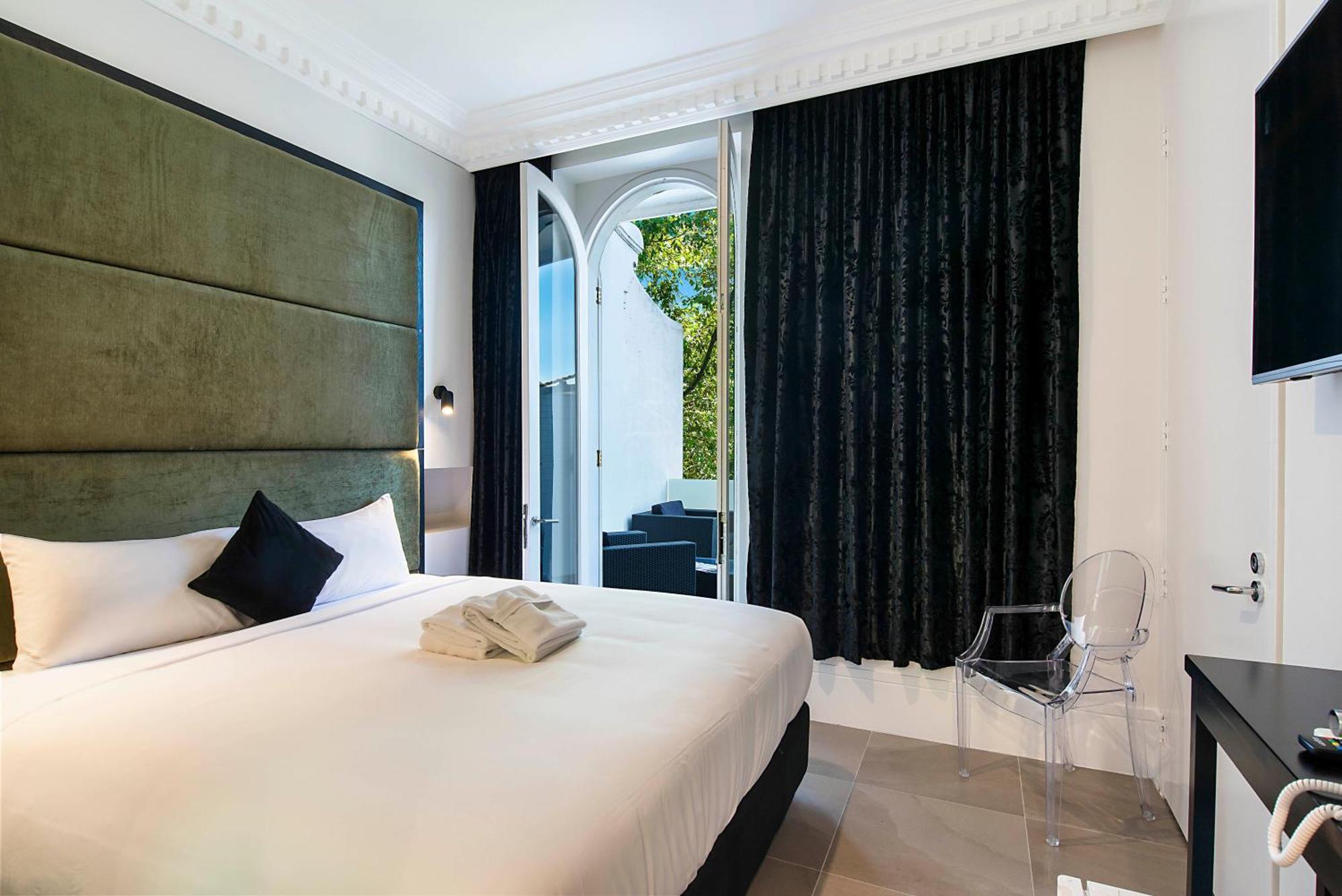 Zimmer mit Kingsize-Bett und Balkon